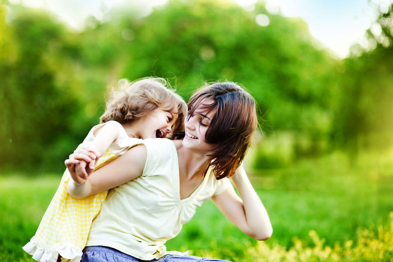 Mutter und Tochter spielen im Park