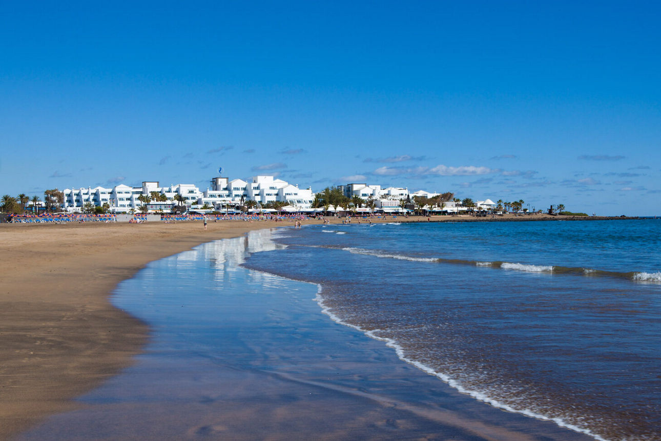 Blick auf eine Stadt auf Lanzarote am Meer