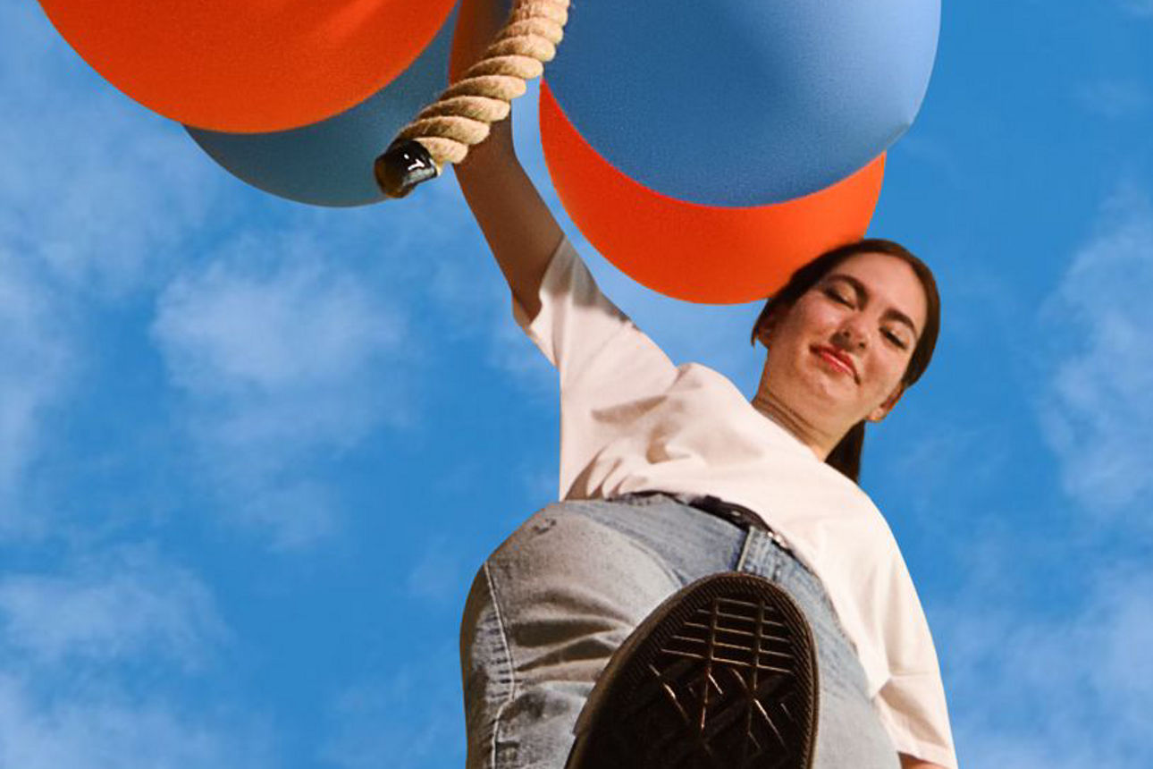 Junge Frau mit Luftballons in der Hand
