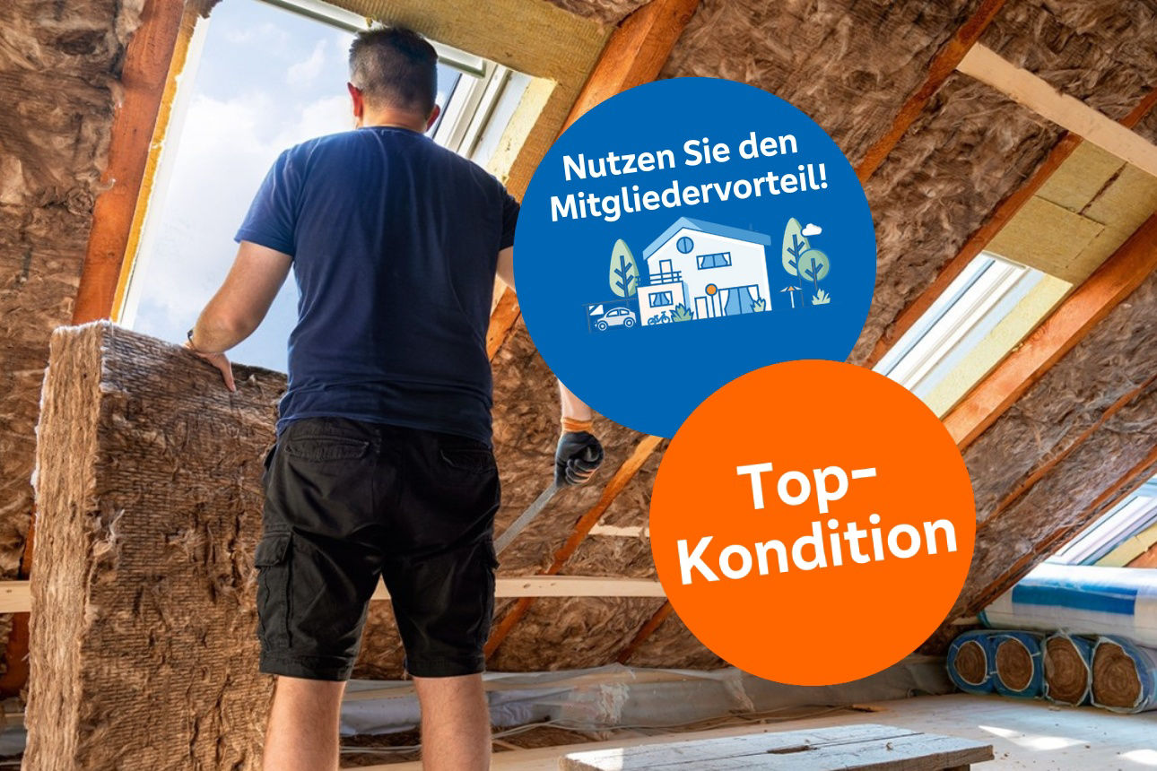 Handwerker bringt im Dachgeschoss Wärmedämmung an.