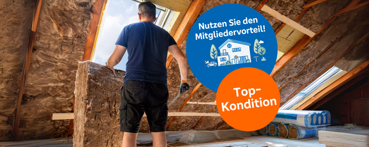 Handwerker bringt im Dachgeschoss Wärmedämmung an
