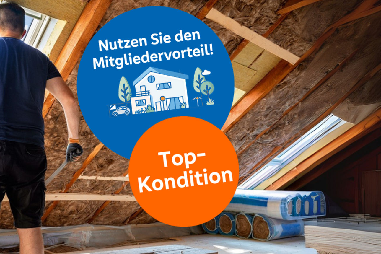 Handwerker bringt im Dachgeschoss Wärmedämmung an.