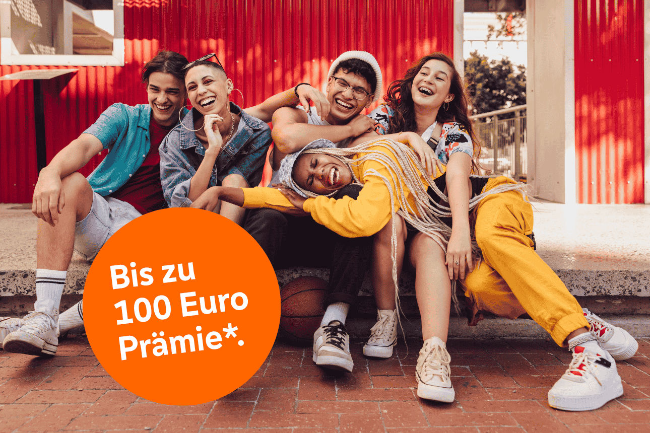 Fünf junge Menschen sitzen gemeinsam draußen und lachen – Symbol für Gemeinschaft, Jugend und Zukunft.