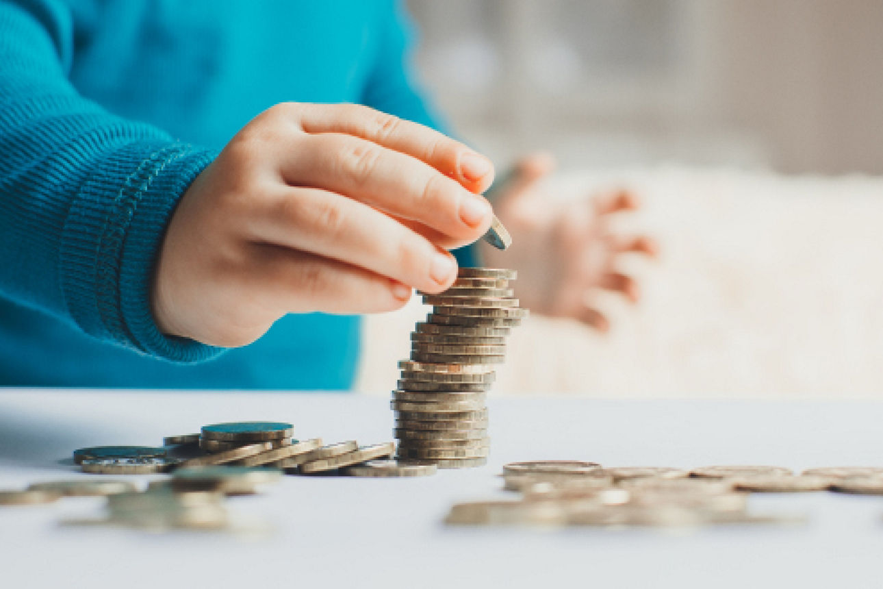 Münzen werden aufeinander gestapelt 