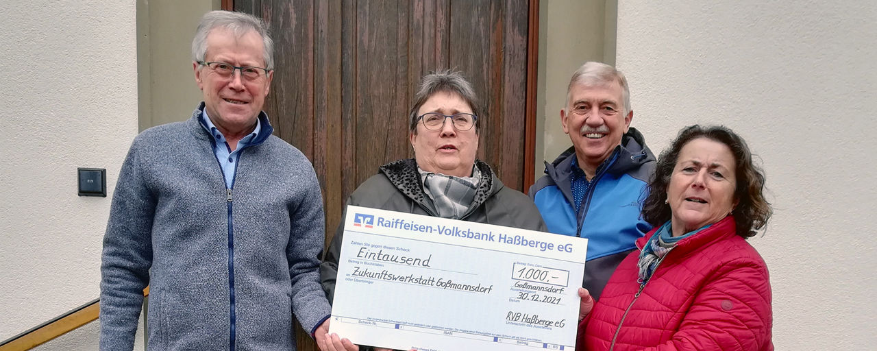 Die Zukunftswerkstatt Goßmannsorf erhält einen Spendenscheck über 1.000 Euro für die Ausstattung eines offenen Generationentr