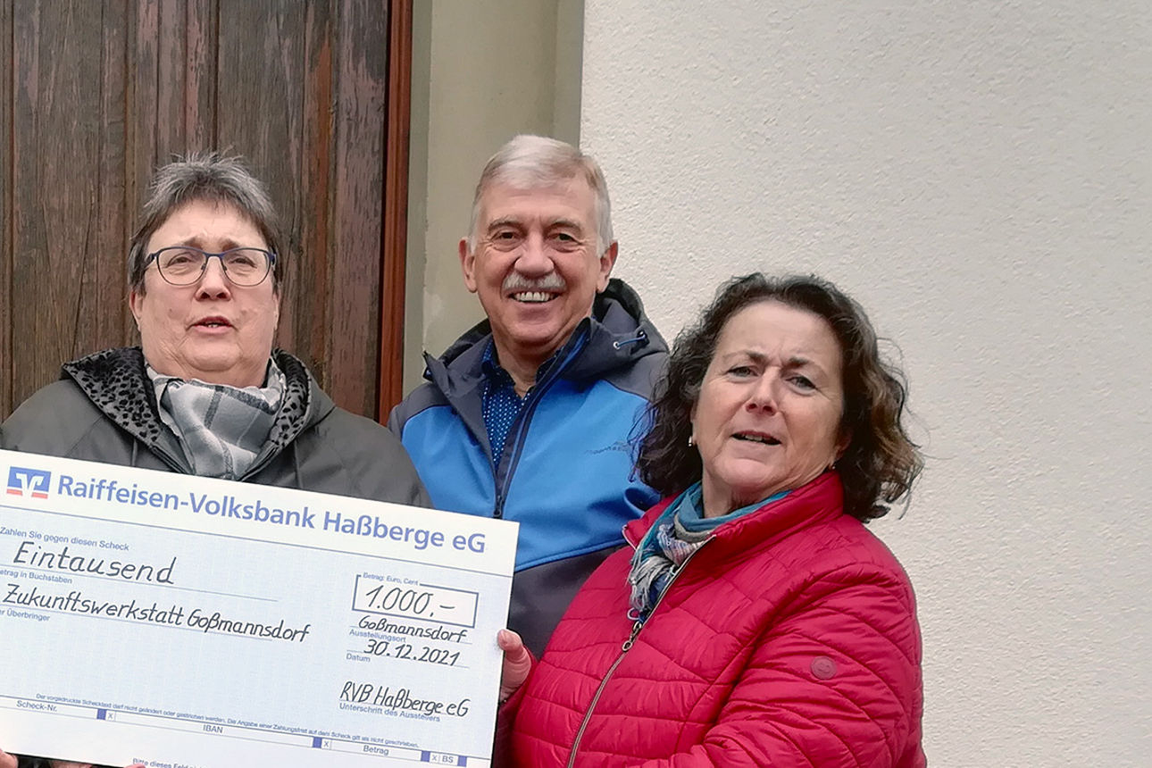 Die Zukunftswerkstatt Goßmannsorf erhält einen Spendenscheck über 1.000 Euro für die Ausstattung eines offenen Generationentr