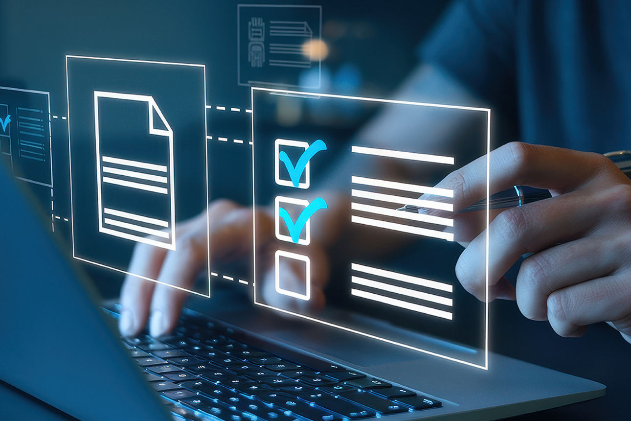 Digitale Checklisten mit Haken für eine Zustimmung die über einen laptop schweben