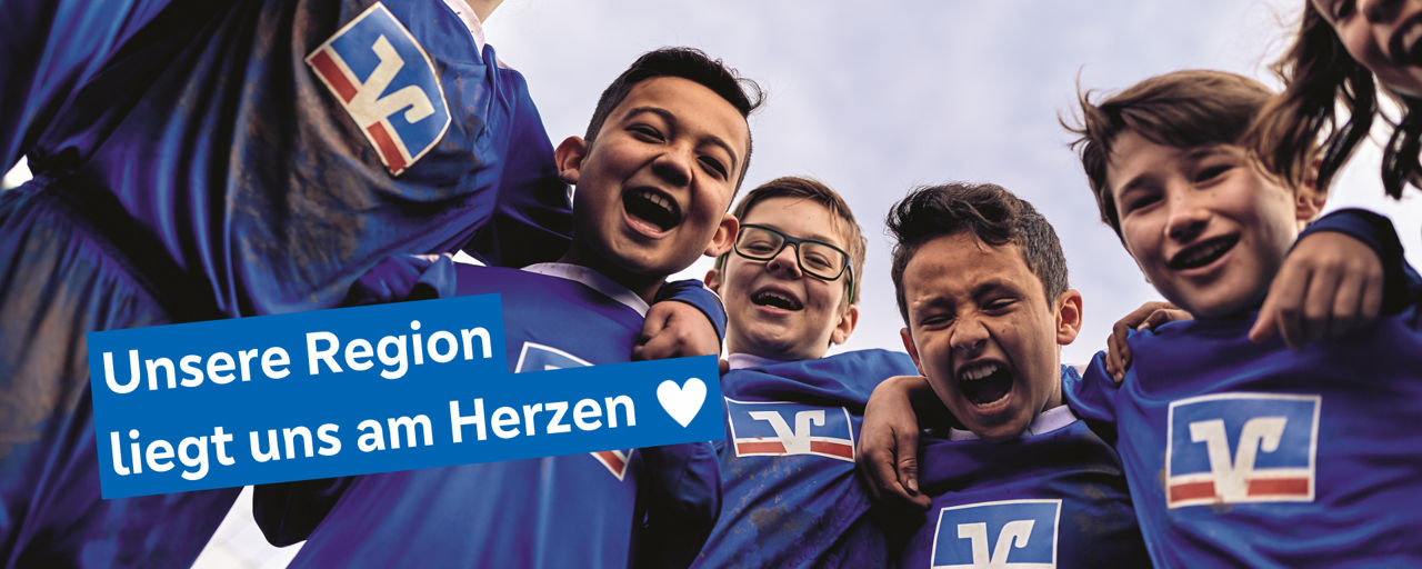 Lachende Kinder in Volksbank-Trikots mit Text 'Unsere Region liegt uns am Herzen'