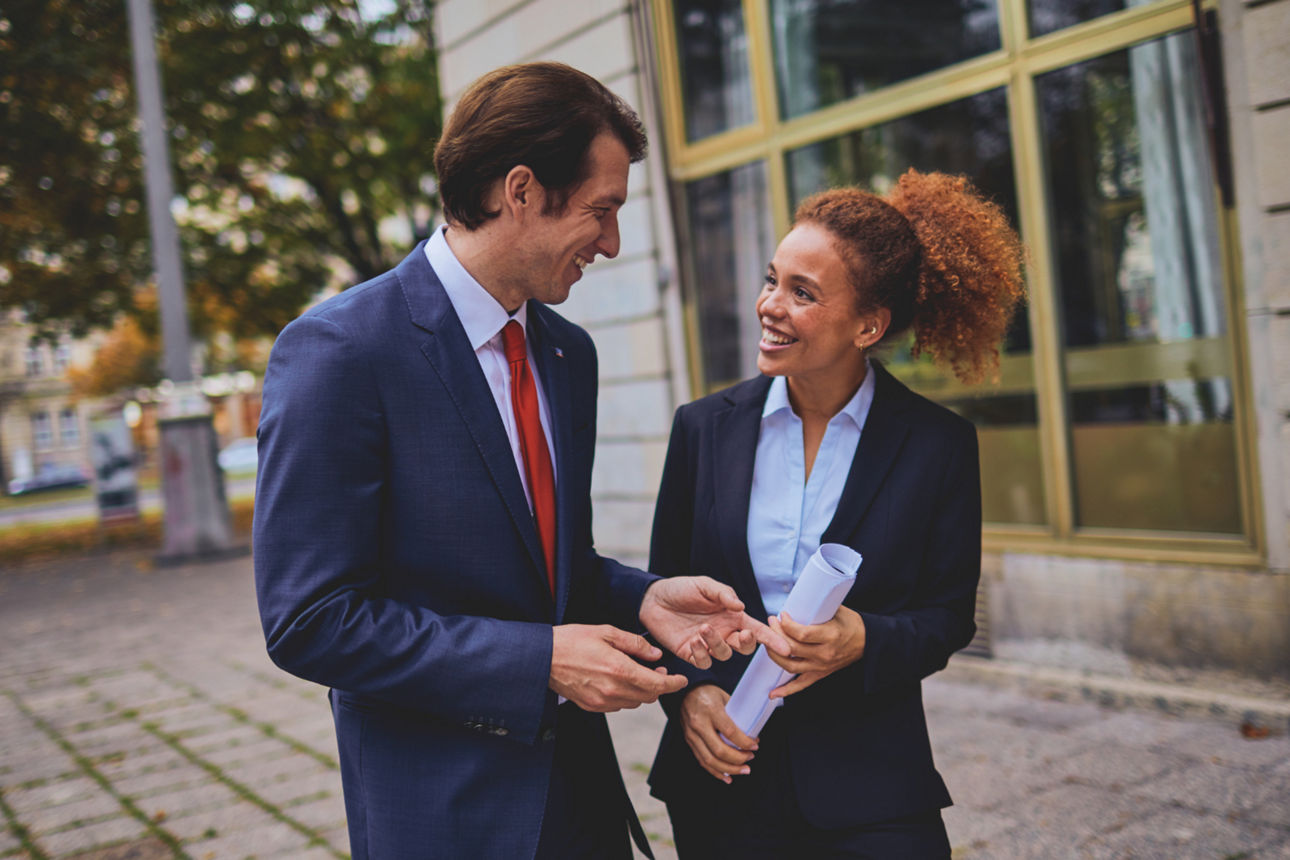 Zwei lachende Personen